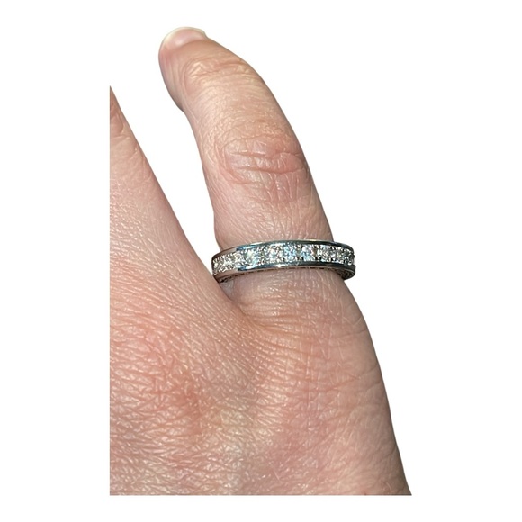 Elegant Silver Crystal Ring-Costume jewelry! Stunning - Picture 5 of 6